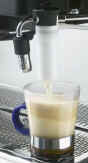 Varm mjlk till latten eller skummad mjlk direkt i koppen